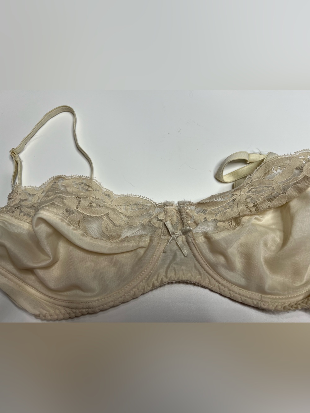 Olga Sheer Lace Underwire Bra in Cream 36C